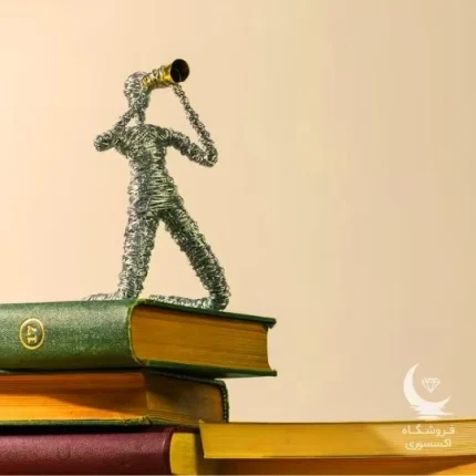 مجسمه سیمی آدمک نشسته