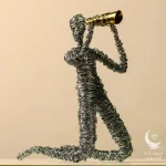 مجسمه با سیم طرح آدمک نشسته روی زانو