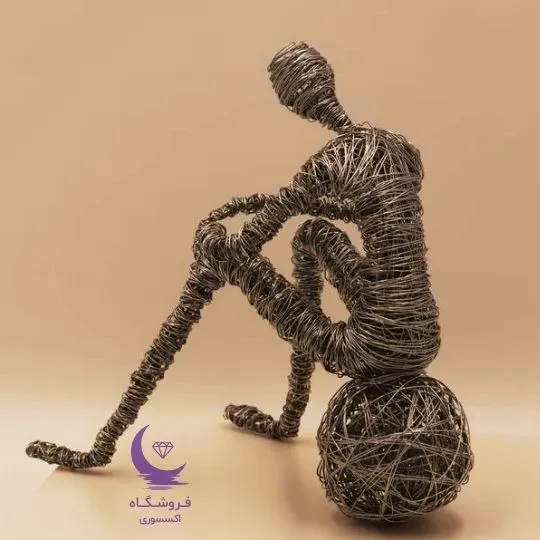 عروسک مفتولی مرد غمگین و متفکر