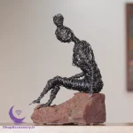مجسمه سیمی بانوی نشسته