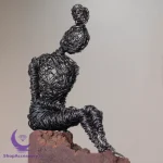 مجسمه طرح آدمک نشسته
