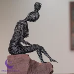 مجسمه سیمی آدمک نشسته